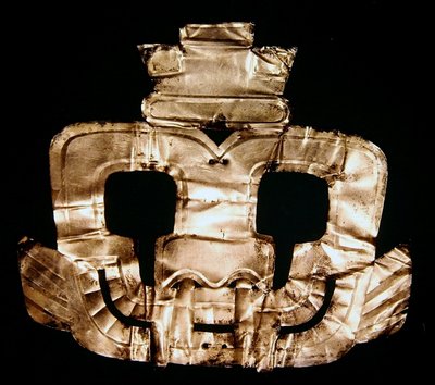 Testa di puma martellata in argento, da Pachacamac, Perù da Pre Columbian Pre Columbian